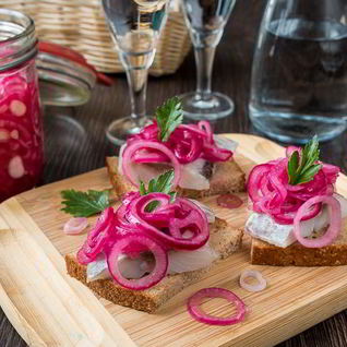 Маринованный красный лук