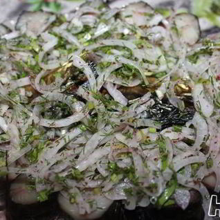 Маринованный лук к копченой рыбе