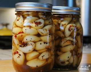 Маринованный молодой чеснок