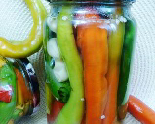 Маринованный острый перец с чесноком