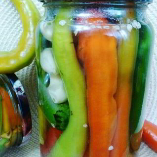 Маринованный острый перец с чесноком