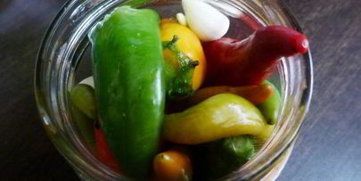 маринованный острый перец с чесноком