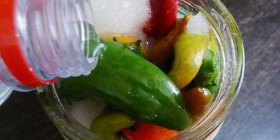 маринованный острый перец с чесноком