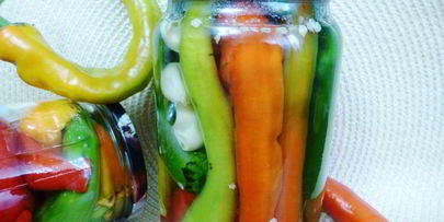 маринованный острый перец с чесноком