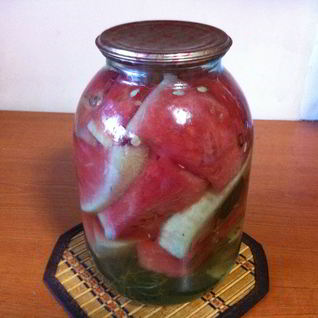 Маринованные дольки арбуза