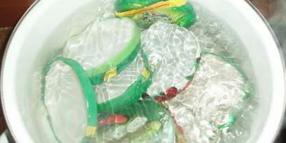 маринованные огурчики с ягодами красной смородины