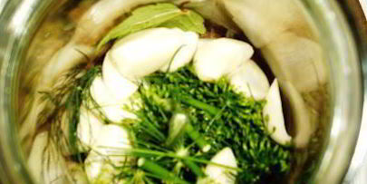 маринованные огурчики с ягодами красной смородины