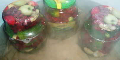 маринованные огурчики с ягодами красной смородины