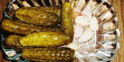 маринованные огурчики с ягодами красной смородины