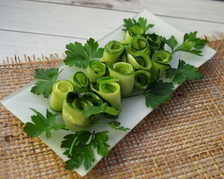 Маринованные огуречные слайсы