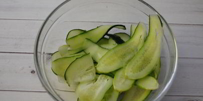 маринованные огуречные слайсы