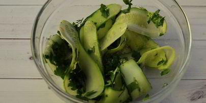 маринованные огуречные слайсы