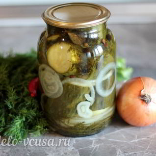 Маринованные огурцы с луком