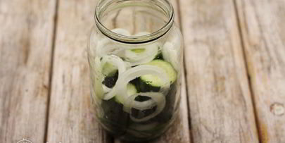 маринованные огурцы с луком