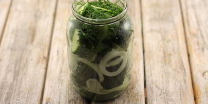 маринованные огурцы с луком