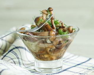 Опята маринованные с луком