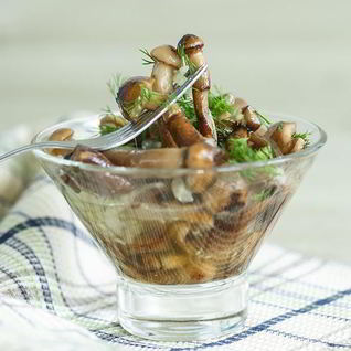 Опята маринованные с луком