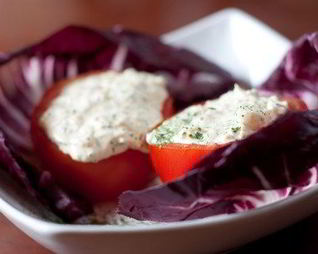 Помидоры черри с маринованной фетой и маслинами