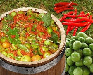 Зеленые помидоры в бочке