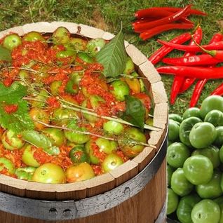 Зеленые помидоры в бочке