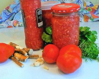 Огонек из помидор и чеснока с хреном на зиму