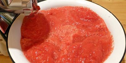 томатный сок на зиму на мясорубке