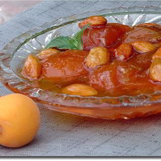 Абрикосовое варенье с миндалем