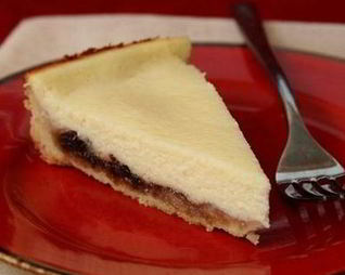 Чизкейк с вишневым вареньем и корицей