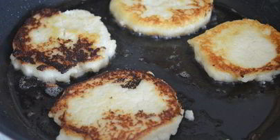 медовые оладушки с домашним сливовым вареньем