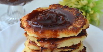 медовые оладушки с домашним сливовым вареньем