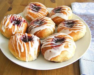 Сдобные булочки с вареньем в духовке