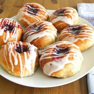 Сдобные булочки с вареньем в духовке