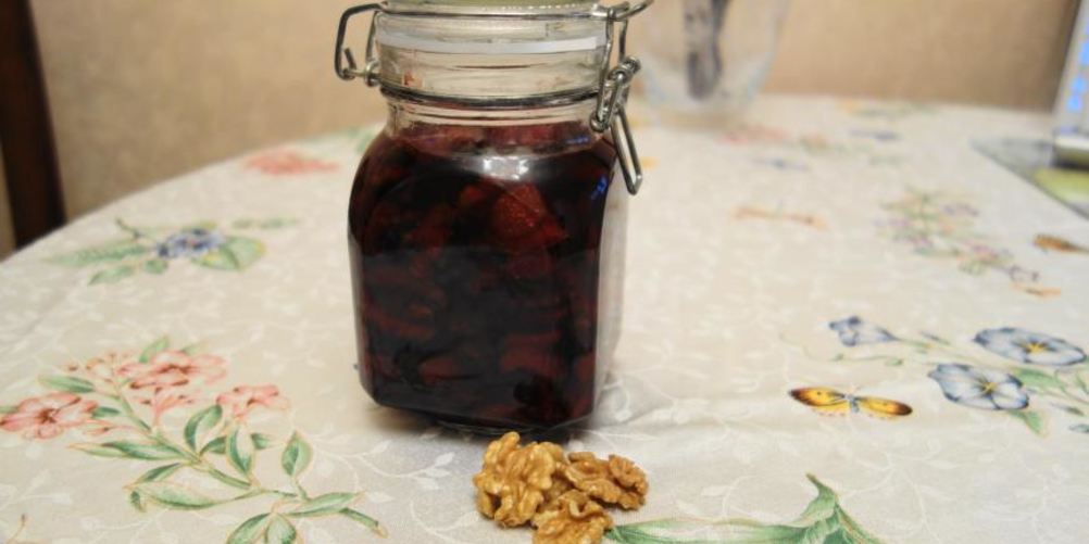 Рецепт варенье из клубники с грецкими орехами