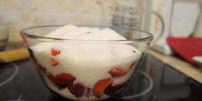 варенье из клубники с грецкими орехами