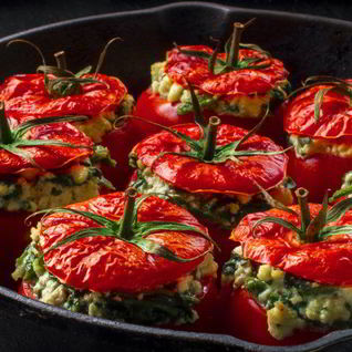 Ароматные помидоры с зеленью и сыром