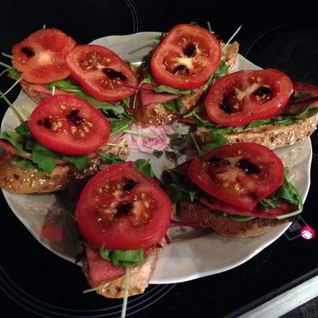 Бутерброд для завтрака с руколой