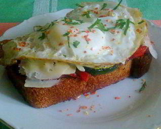 Бутерброд с беконом и яйцом