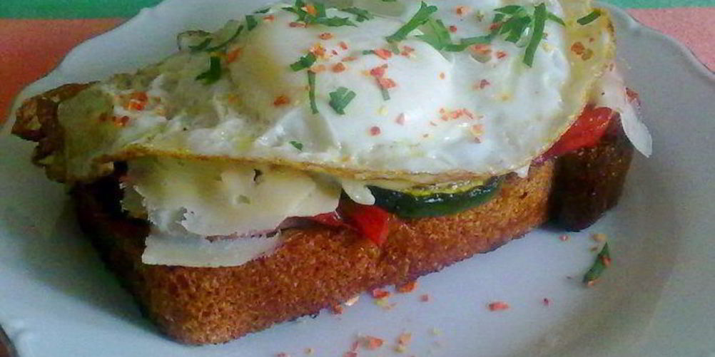 Рецепт бутерброд с беконом и яйцом