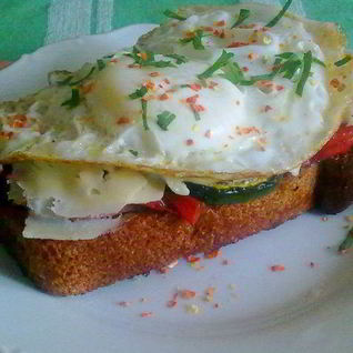 Бутерброд с беконом и яйцом