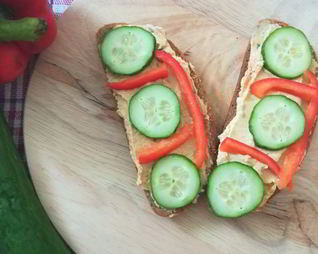 Бутерброд с хумусом и свежими овощами