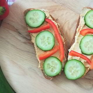 Бутерброд с хумусом и свежими овощами