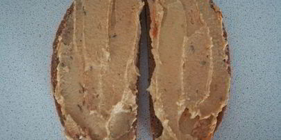 бутерброд с хумусом и свежими овощами