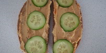 бутерброд с хумусом и свежими овощами