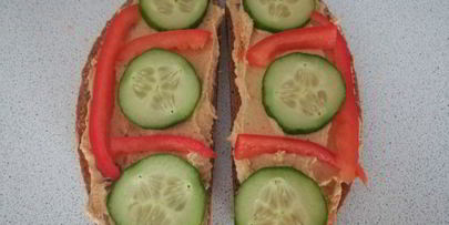 бутерброд с хумусом и свежими овощами