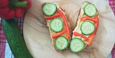 бутерброд с хумусом и свежими овощами