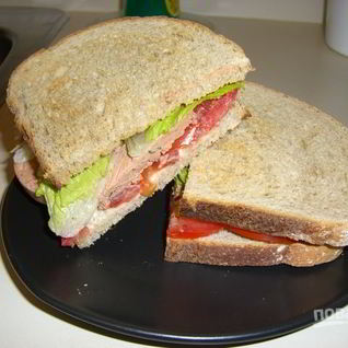 Бутерброд с колбасой