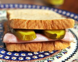 Бутерброд с солеными огурцами