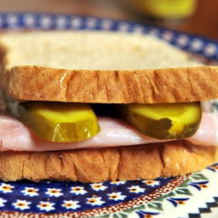 Бутерброд с солеными огурцами