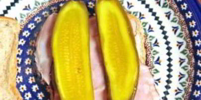 бутерброд с солеными огурцами