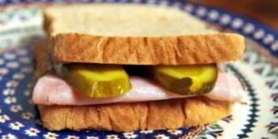 бутерброд с солеными огурцами